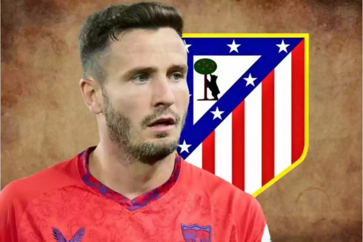 Futbolista con camiseta roja frente al escudo del Atlético de Madrid sobre un fondo marrón