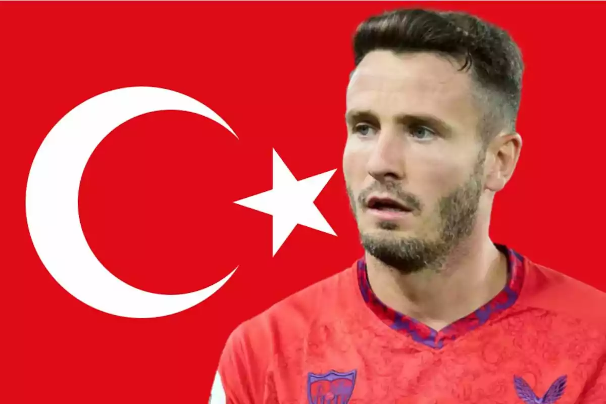 Hombre con camiseta roja frente a la bandera de Turquía