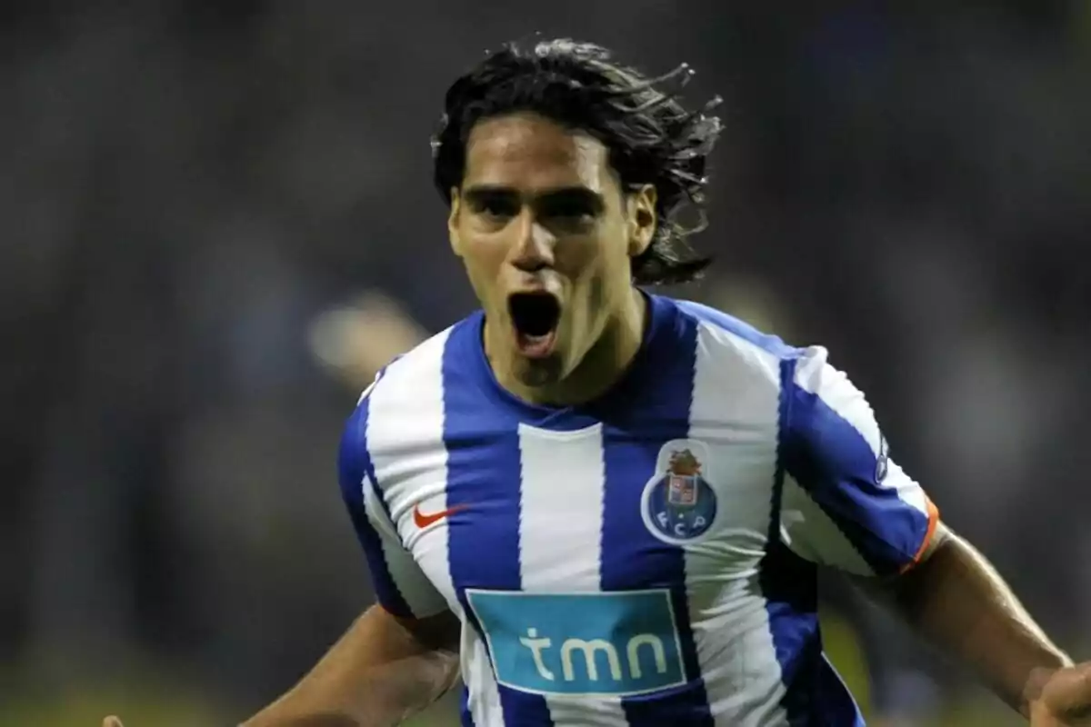 Futbolista celebrando un gol con la camiseta azul y blanca del FC Porto Futbolista celebrando un gol con la camiseta azul y blanca del FC Porto