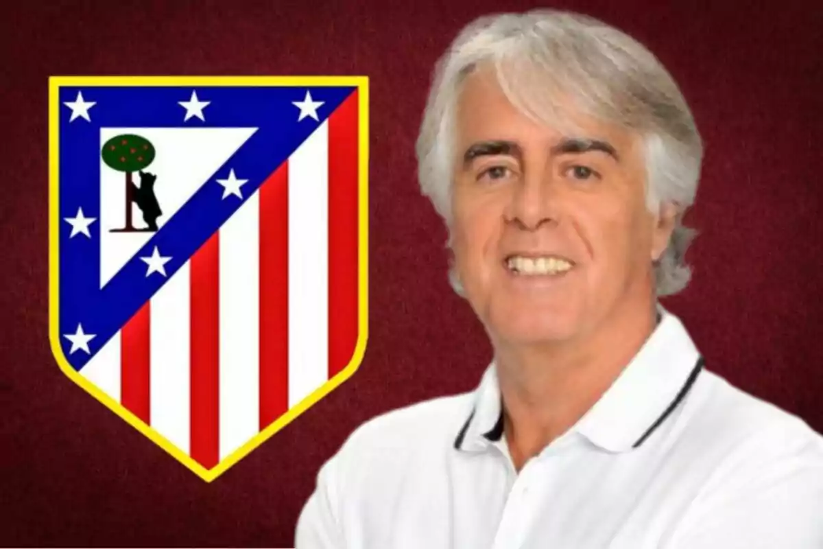 Hombre de cabello canoso sonriente con camisa blanca junto al escudo del Atlético de Madrid sobre un fondo rojo oscuro