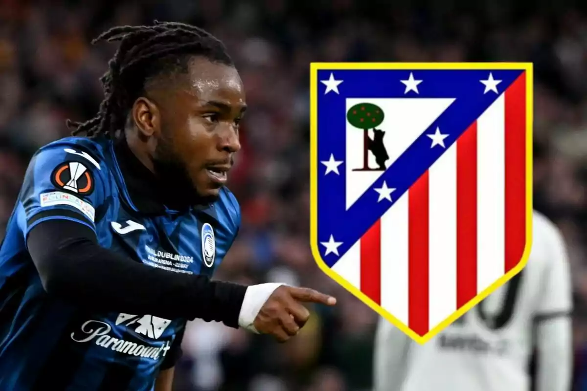 Futbolista del Atalanta señalando con el dedo mientras aparece el escudo del Atlético de Madrid a su lado