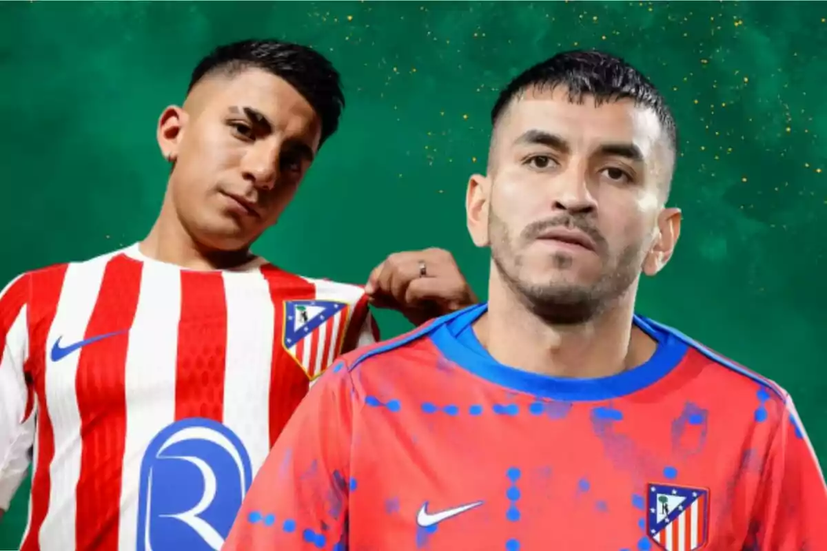 Dos futbolistas con uniforme del Atlético de Madrid posan frente a un fondo verde