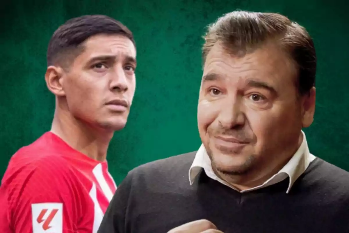 Un futbolista con uniforme rojo y un hombre de mediana edad con suéter negro y camisa blanca posan frente a un fondo verde