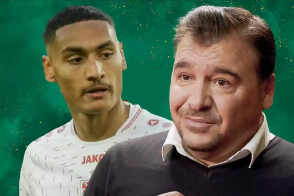 Un futbolista con uniforme blanco y un hombre de cabello corto y barba ligera posan frente a un fondo verde