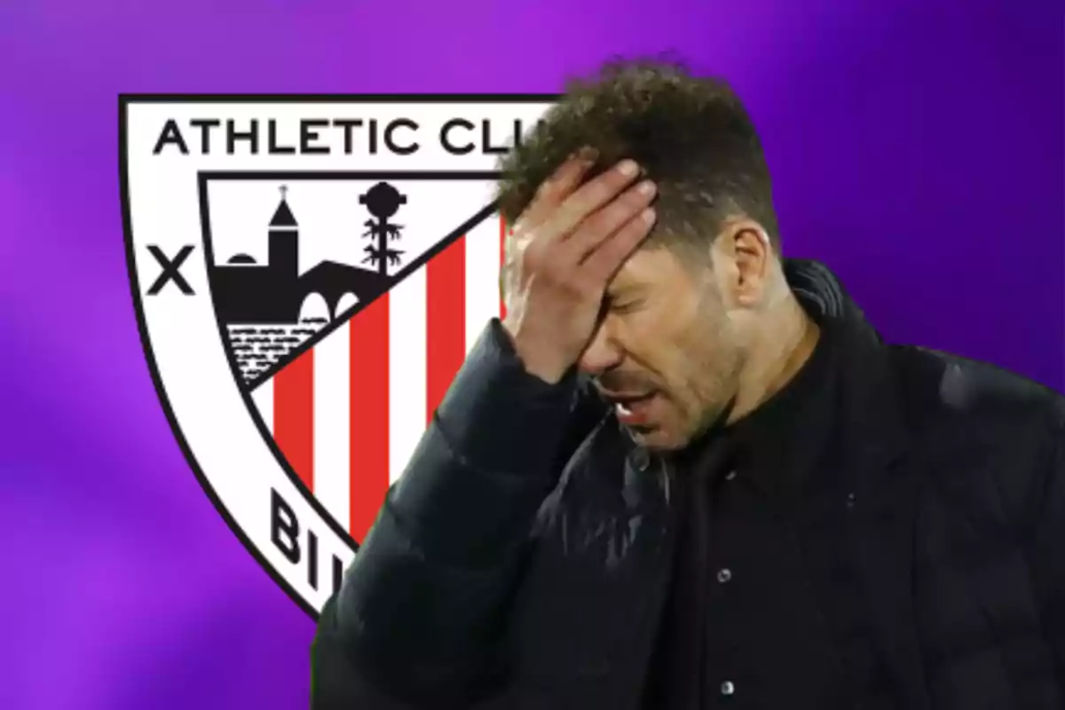 Hombre con gesto de frustración frente al escudo del Athletic Club sobre fondo morado