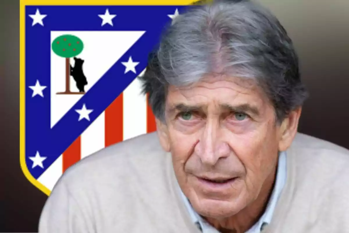 Hombre de cabello canoso con expresión seria frente al escudo del Atlético de Madrid