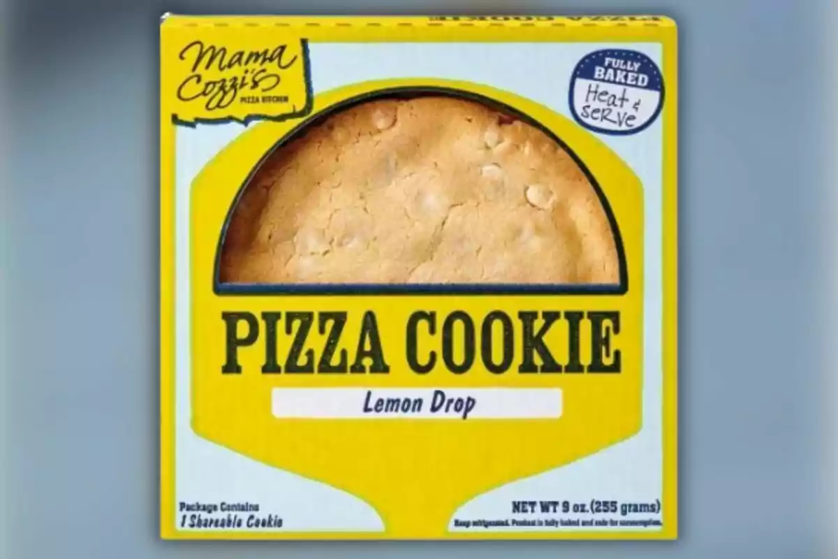 Galleta grande sabor limón en empaque amarillo de la marca Mama Cozzi's con la etiqueta Pizza Cookie Galleta grande sabor limón en empaque amarillo de la marca Mama Cozzi's con la etiqueta Pizza Cookie