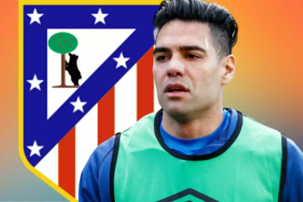 Futbolista con peto de entrenamiento frente al escudo del Atlético de Madrid sobre un fondo degradado naranja