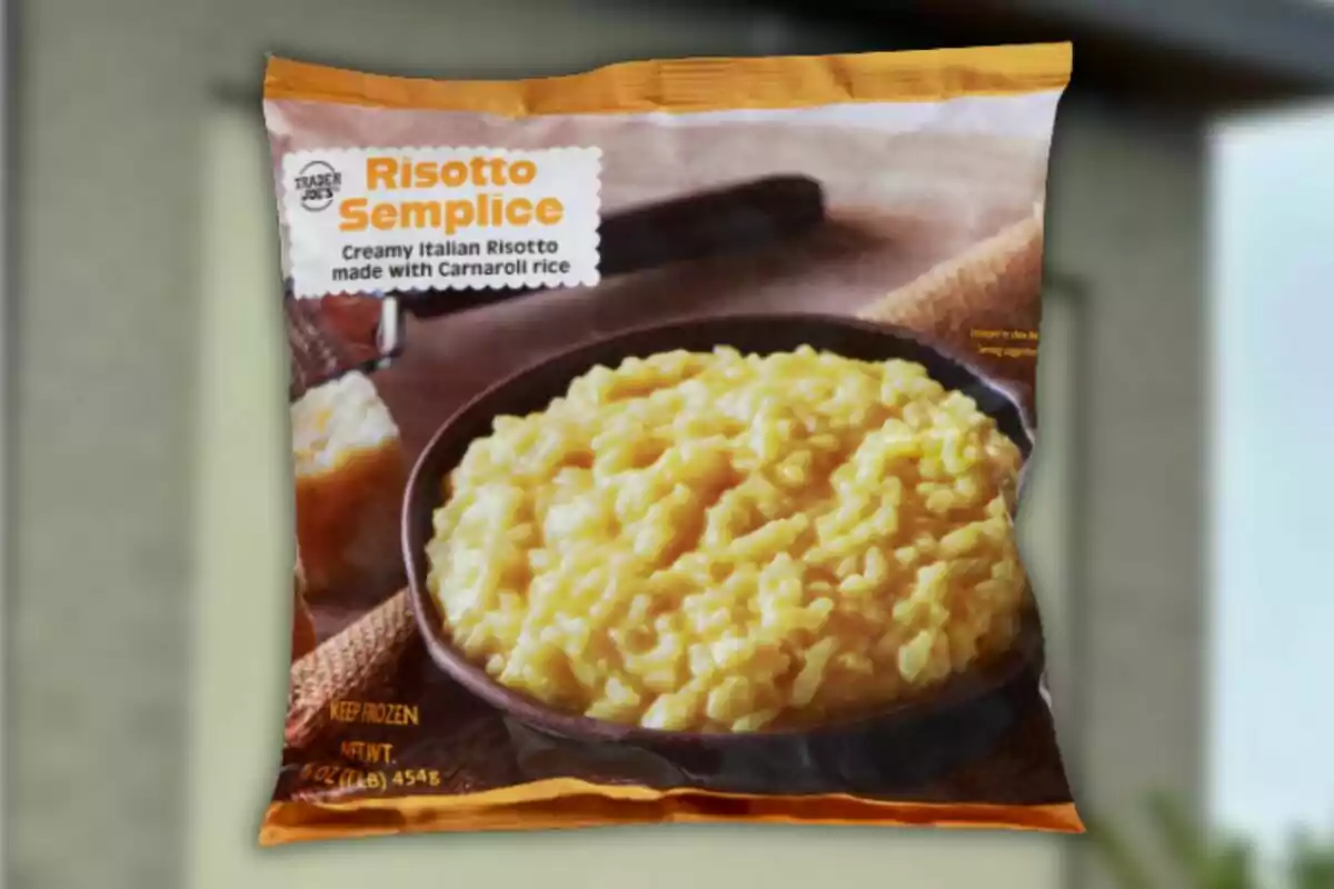 Paquete de risotto italiano cremoso de la marca Trader Joe’s con una imagen de risotto servido en un plato oscuro Paquete de risotto italiano cremoso de la marca Trader Joe’s con una imagen de risotto servido en un plato oscuro