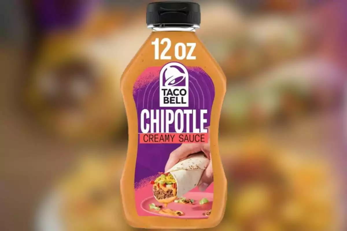 Botella de salsa cremosa de chipotle Taco Bell de 12 onzas con imagen de un burrito en la etiqueta Botella de salsa cremosa de chipotle Taco Bell de 12 onzas con imagen de un burrito en la etiqueta