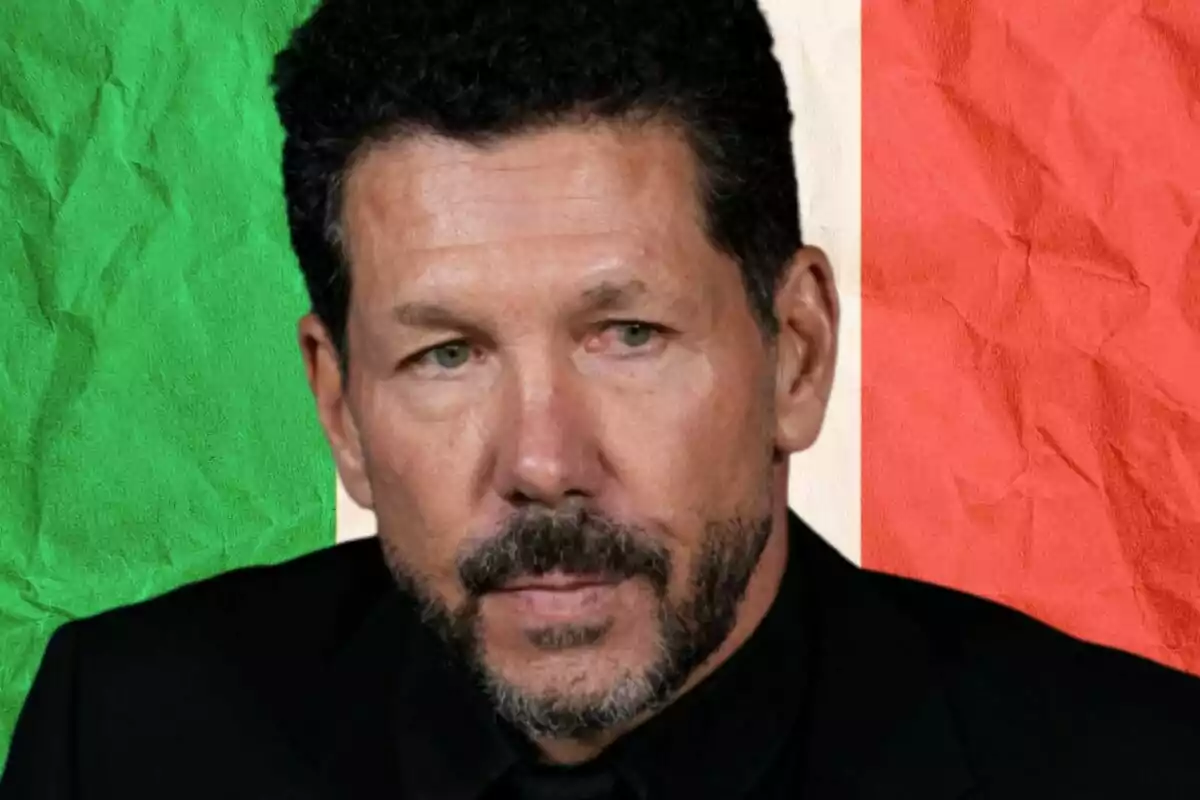 Hombre de cabello rizado y barba con expresión seria frente a un fondo con los colores de la bandera de Italia