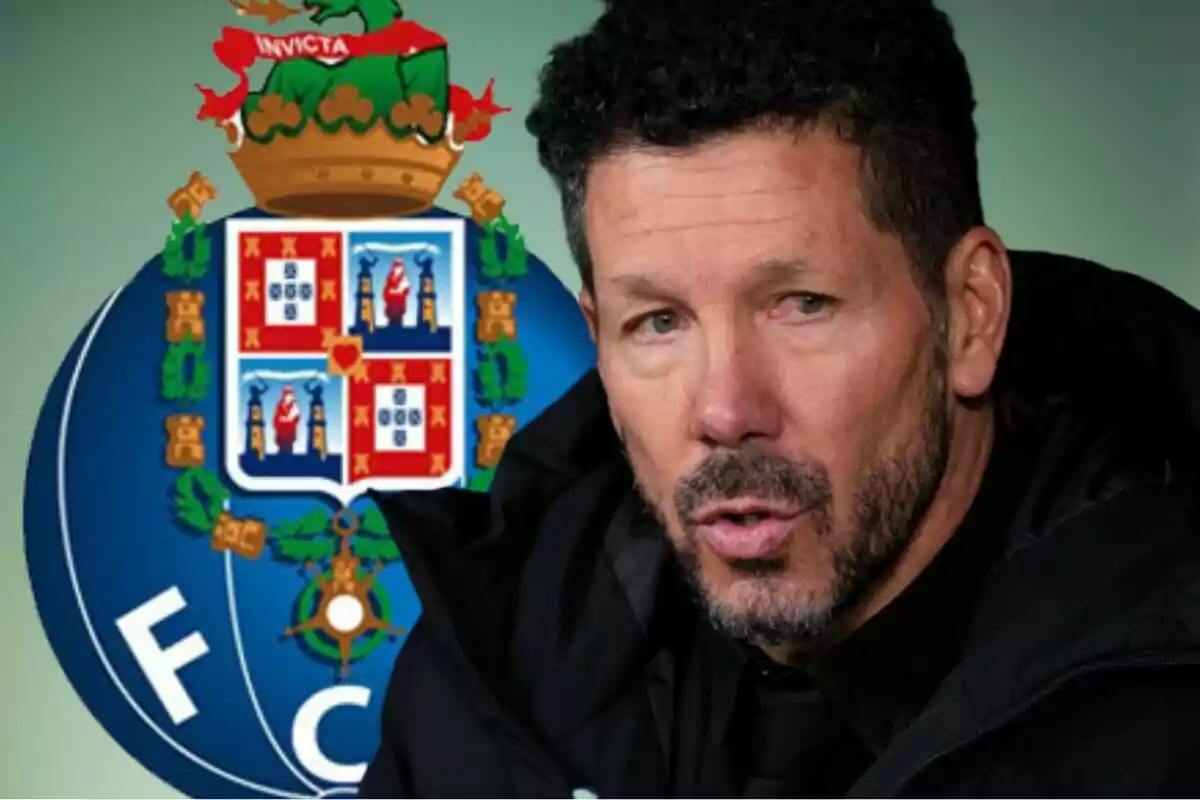 Un hombre de cabello rizado y barba está en primer plano con el escudo del club de fútbol Porto de fondo