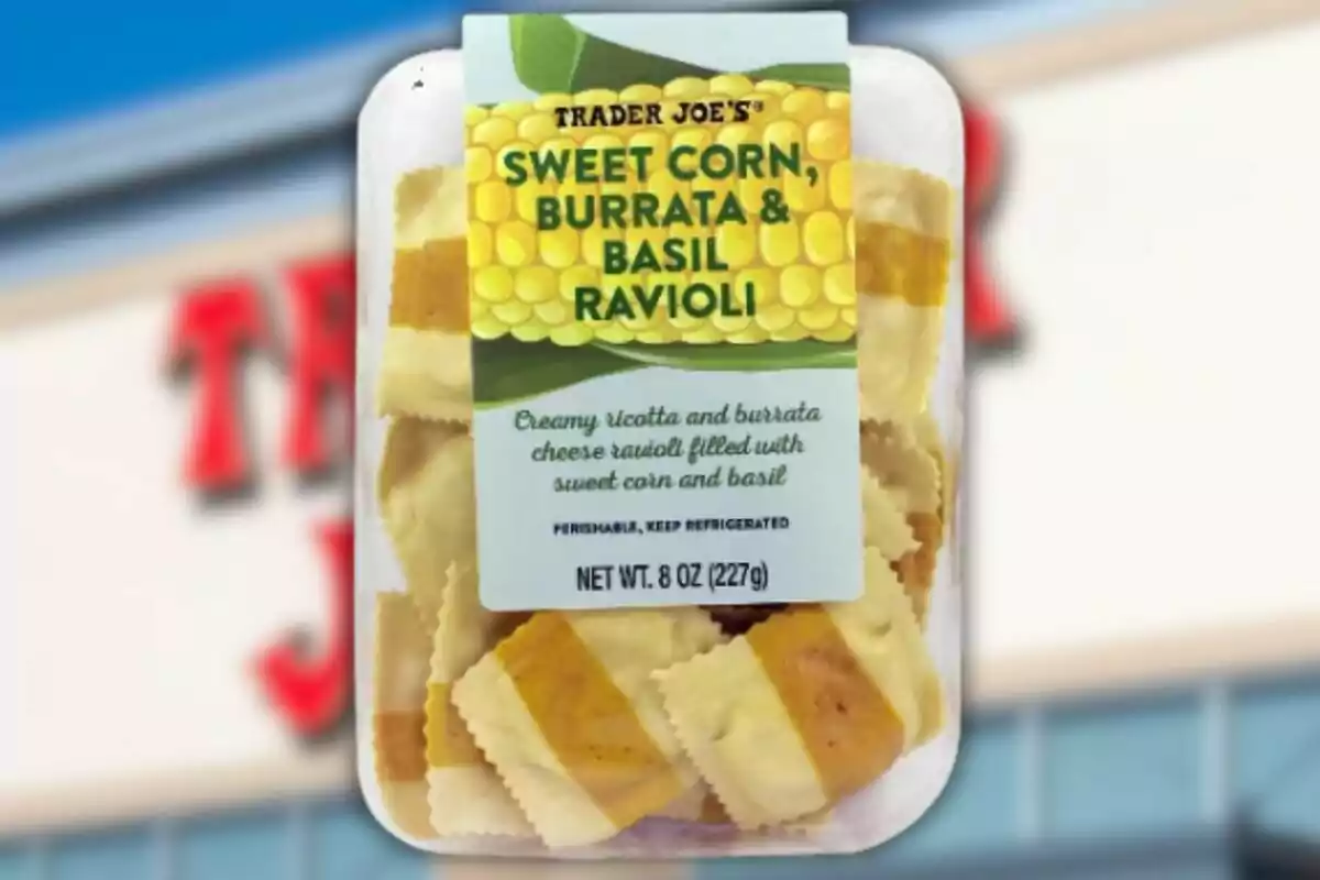 Paquete de ravioles de elote dulce, burrata y albahaca de la marca Trader Joe’s sobre un fondo borroso de una tienda Paquete de ravioles de elote dulce, burrata y albahaca de la marca Trader Joe’s sobre un fondo borroso de una tienda