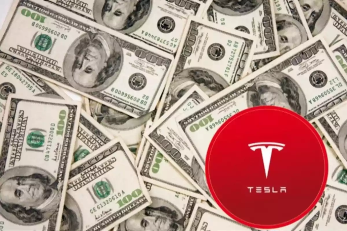 Billetes de cien dólares estadounidenses con el logotipo de Tesla sobre un círculo rojo Billetes de cien dólares estadounidenses con el logotipo de Tesla sobre un círculo rojo