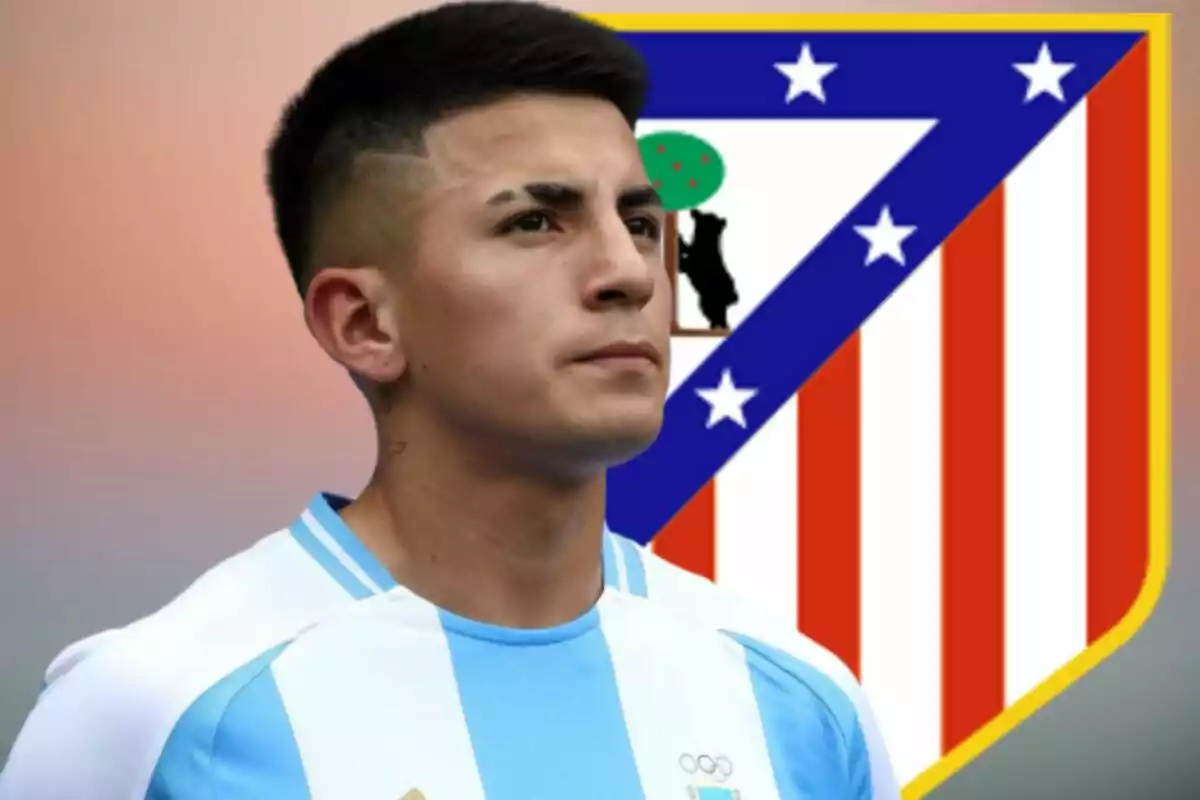 Jugador de fútbol con camiseta de Argentina posando frente al escudo del Atlético de Madrid