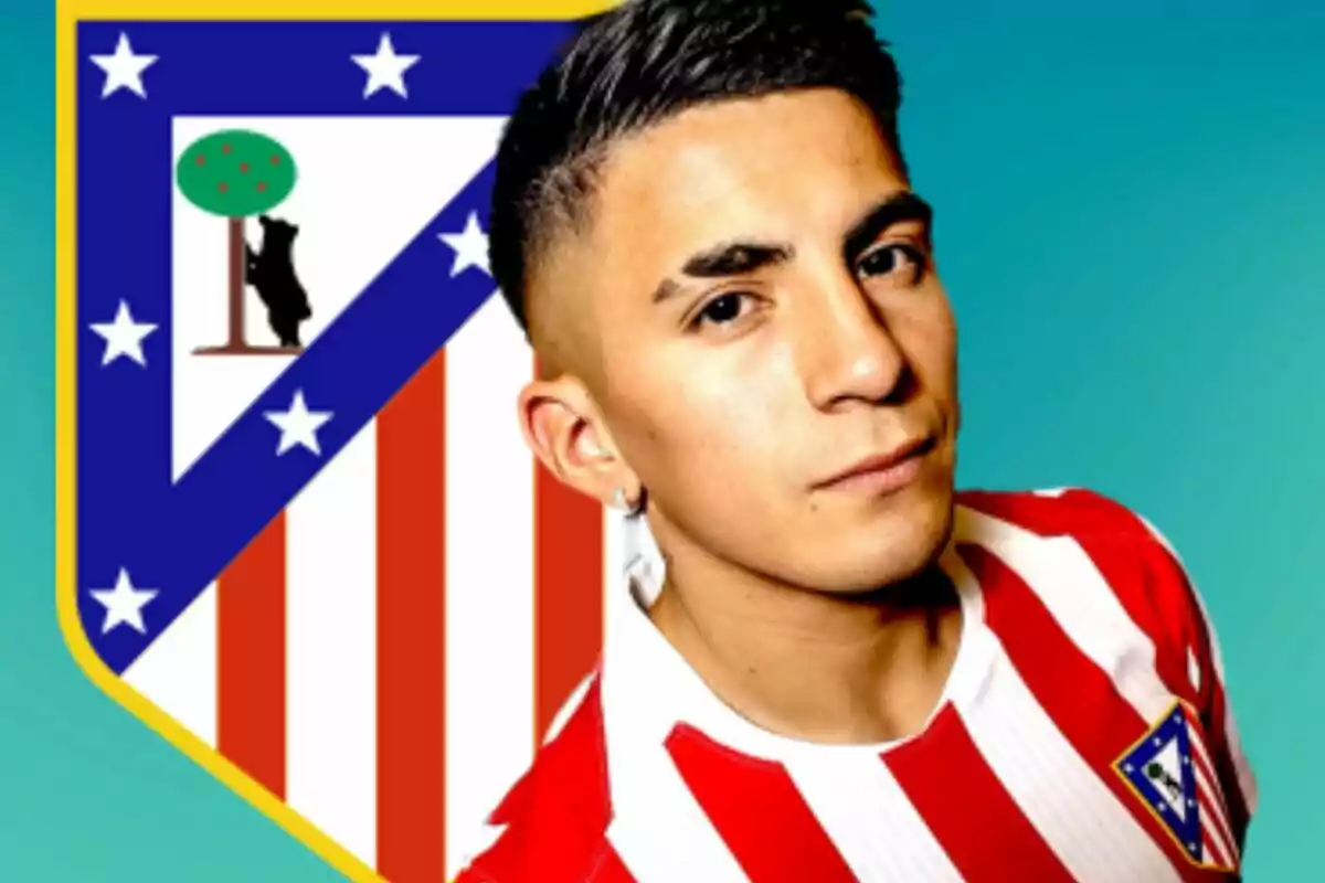 Joven con camiseta del Atlético de Madrid posando frente al escudo del club sobre un fondo azul