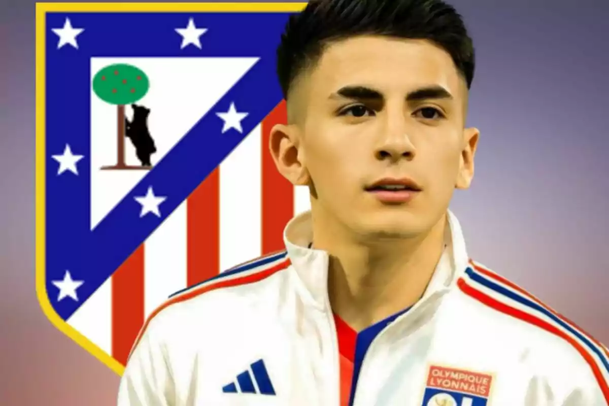 Joven futbolista con chaqueta blanca frente al escudo del Atlético de Madrid