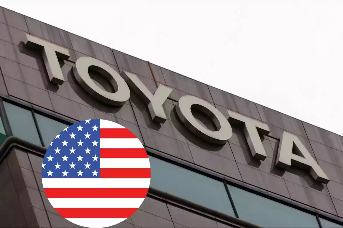 Edificio con el logo de Toyota y un círculo con la bandera de Estados Unidos en la esquina inferior izquierda