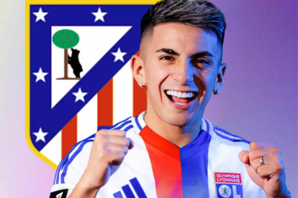 Un futbolista sonriente con la camiseta del Olympique de Lyon celebra frente al escudo del Atlético de Madrid