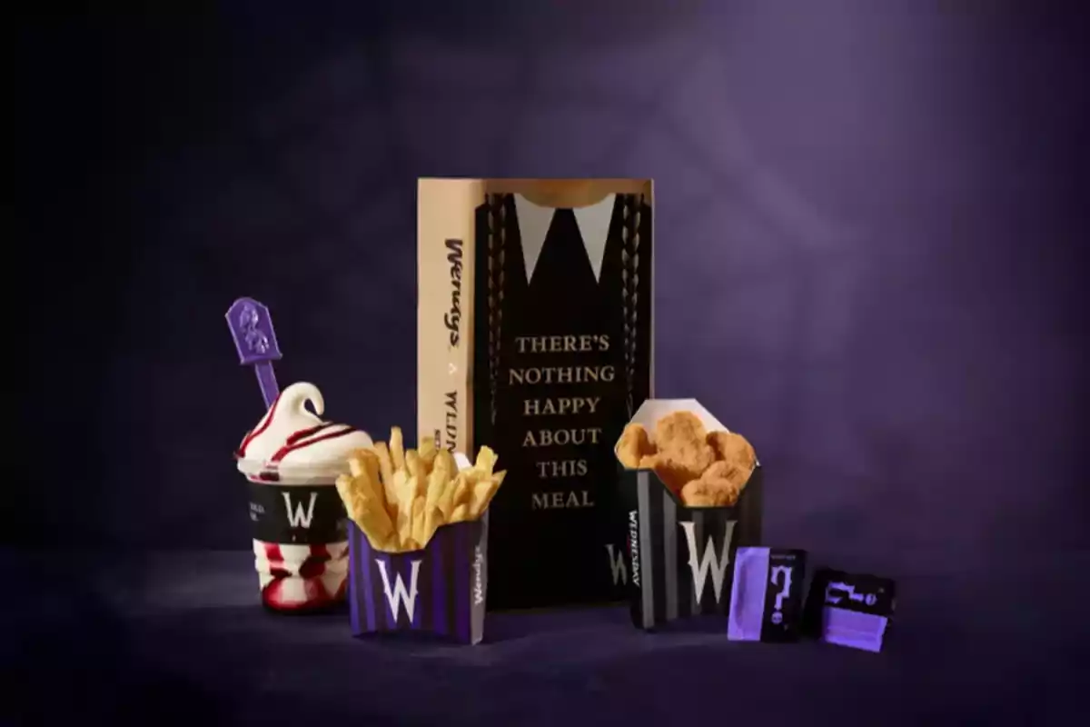 Combo de comida rápida con papas fritas, helado, nuggets y empaques temáticos en colores negro y morado inspirados en Wednesday Addams