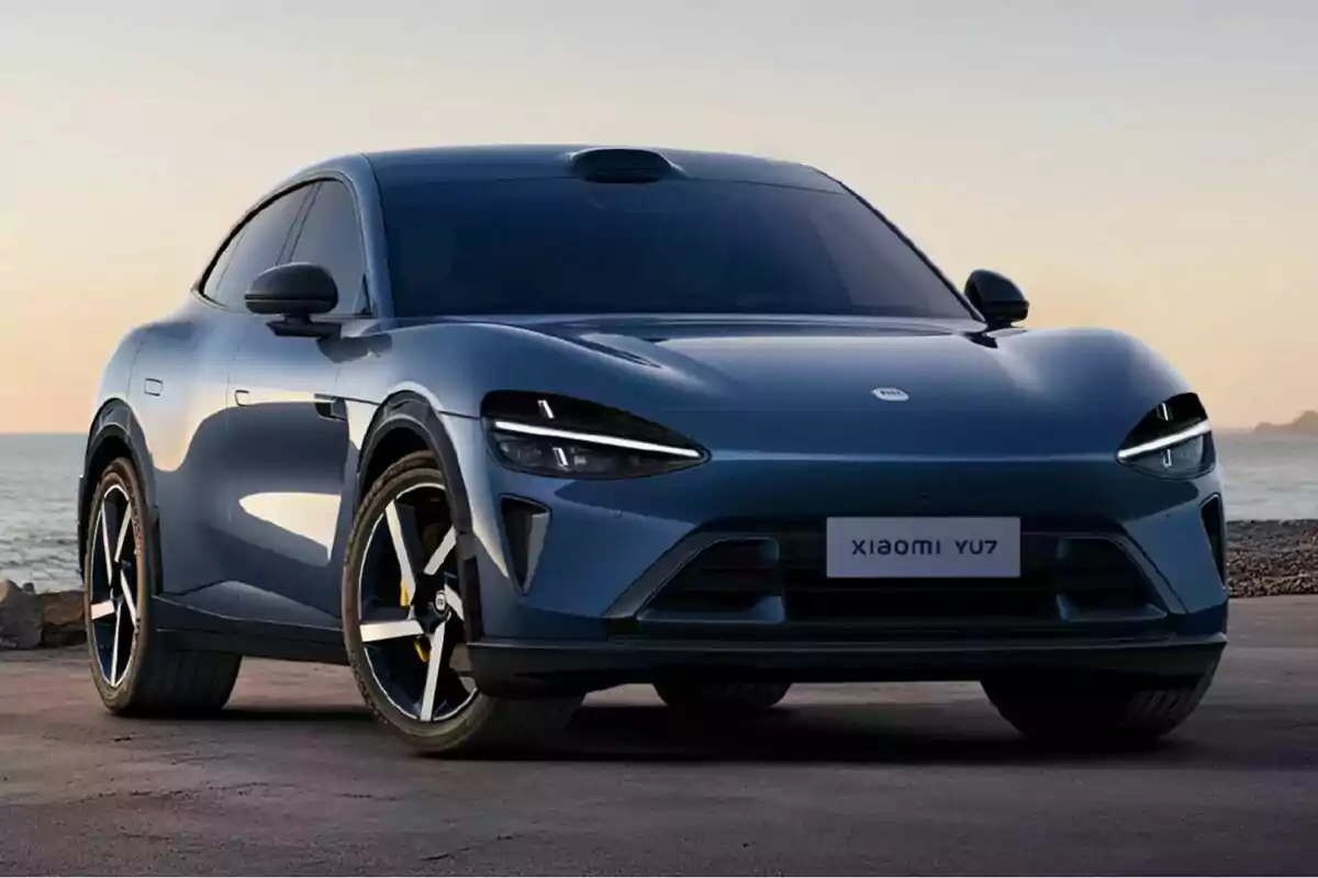 Auto eléctrico Xiaomi YU7 de color azul estacionado al aire libre al atardecer