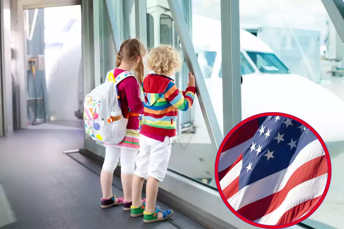 Dos niños con mochilas observan un avión a través de una ventana en un aeropuerto y en la esquina inferior derecha aparece un círculo con la bandera de Estados Unidos.