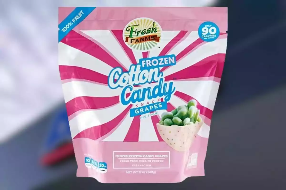 Bolsa de uvas congeladas sabor algodón de azúcar de la marca Fresh Farms con diseño rosa y blanco y una imagen de uvas verdes en la parte frontal Bolsa de uvas congeladas sabor algodón de azúcar de la marca Fresh Farms con diseño rosa y blanco y una imagen de uvas verdes en la parte frontal