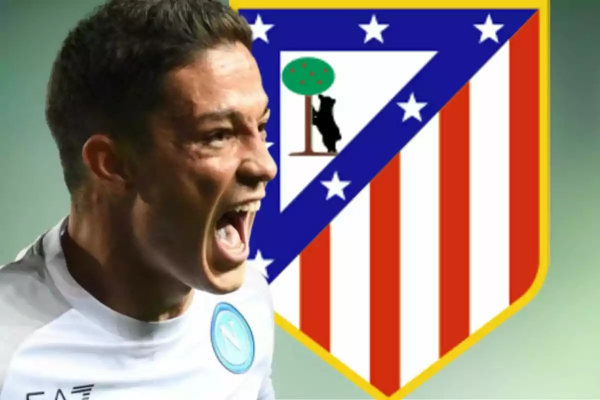 Futbolista con camiseta del Napoli gritando frente al escudo del Atlético de Madrid