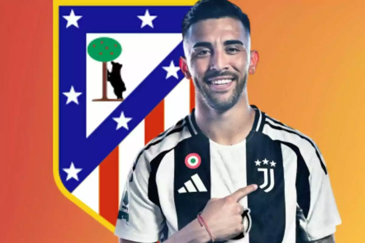 Futbolista con camiseta de la Juventus sonríe y señala el escudo del equipo mientras al fondo aparece el escudo del Atlético de Madrid sobre un fondo naranja.
