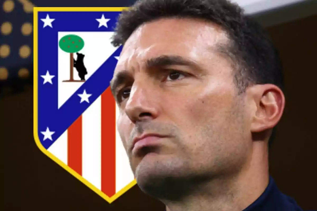 Un hombre de expresión seria en primer plano con el escudo del Atlético de Madrid al fondo