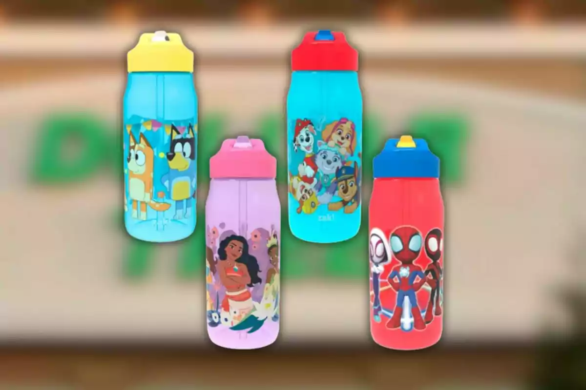 Cuatro botellas infantiles de colores con personajes animados impresos al frente Cuatro botellas infantiles de colores con personajes animados impresos al frente