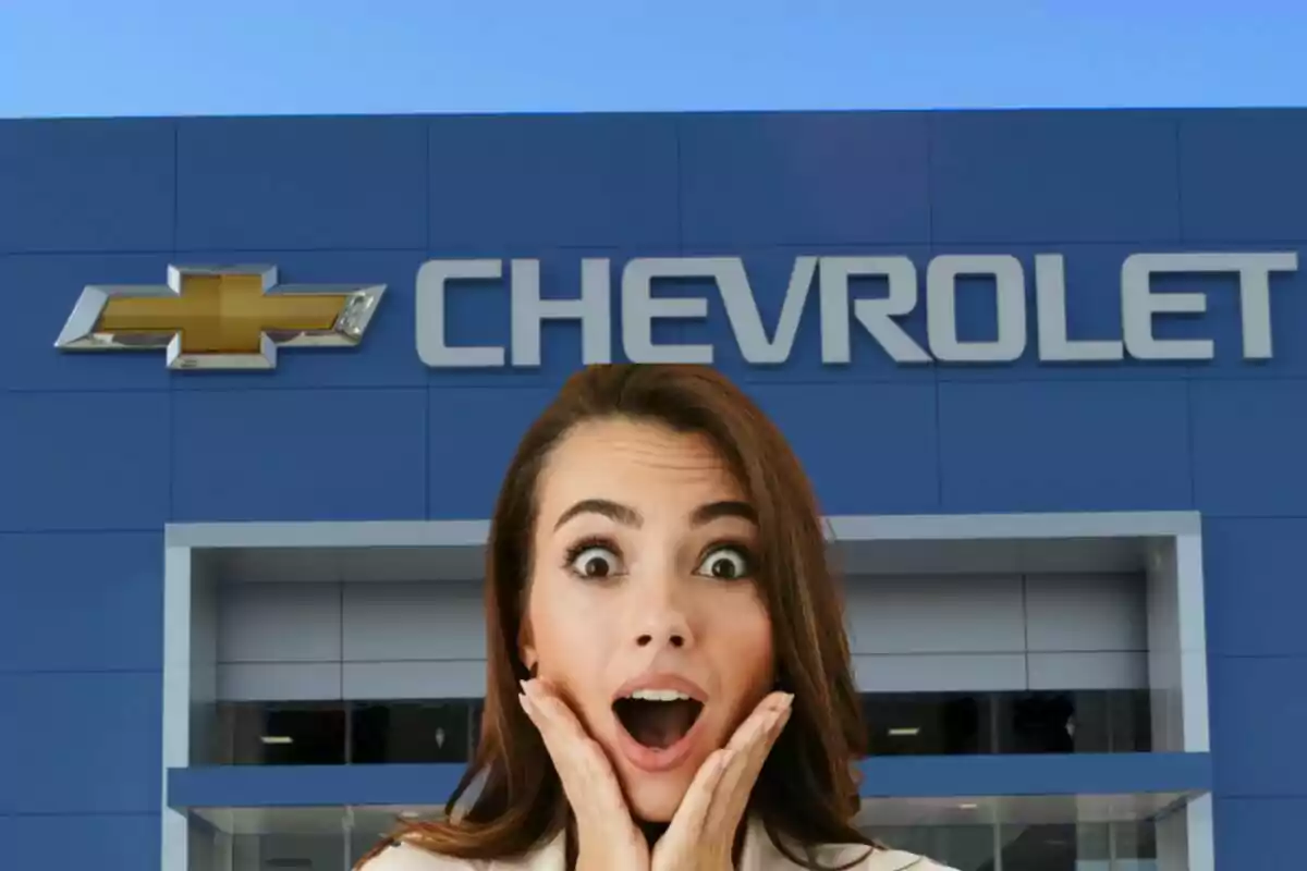 Mujer sorprendida frente a una agencia de autos Chevrolet