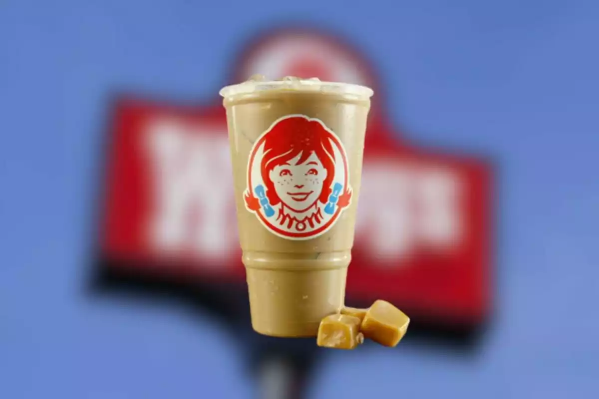 Vaso de bebida fría de caramelo con el logo de Wendy's y dos caramelos al frente Vaso de bebida fría de caramelo con el logo de Wendy's y dos caramelos al frente
