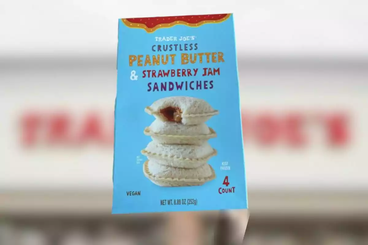 Caja azul de sándwiches sin corteza de crema de cacahuate y mermelada de fresa de la marca Trader Joe’s con una imagen de cuatro sándwiches apilados