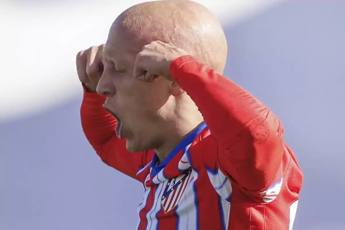 Mollejo con el escudo del Atleti Mollejo con el escudo del Atleti