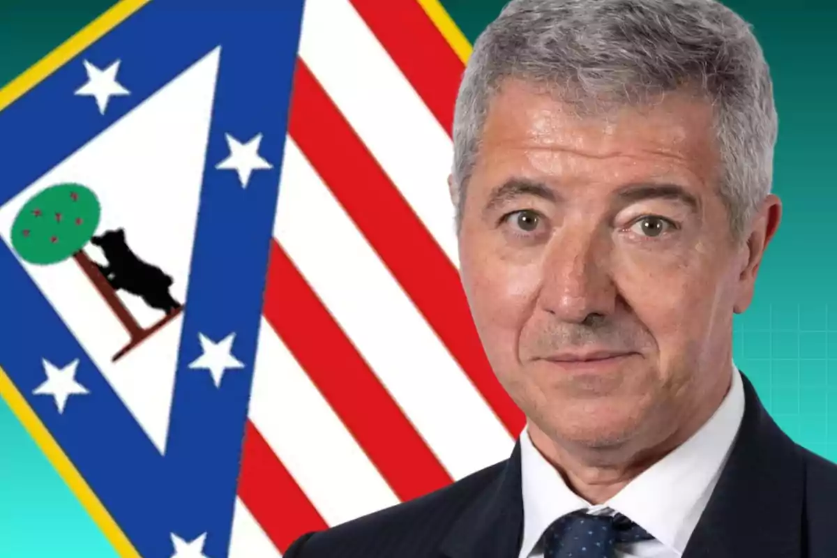 Gil Marín con el escudo del Atleti