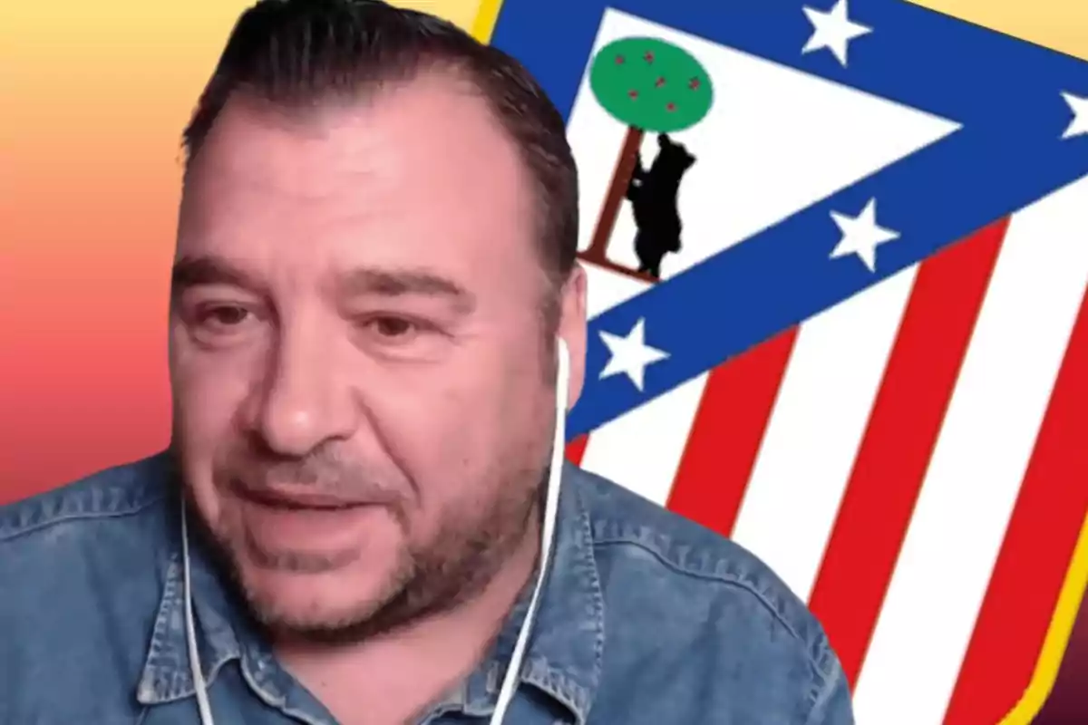 Rubén Uría con el escudo del Atleti