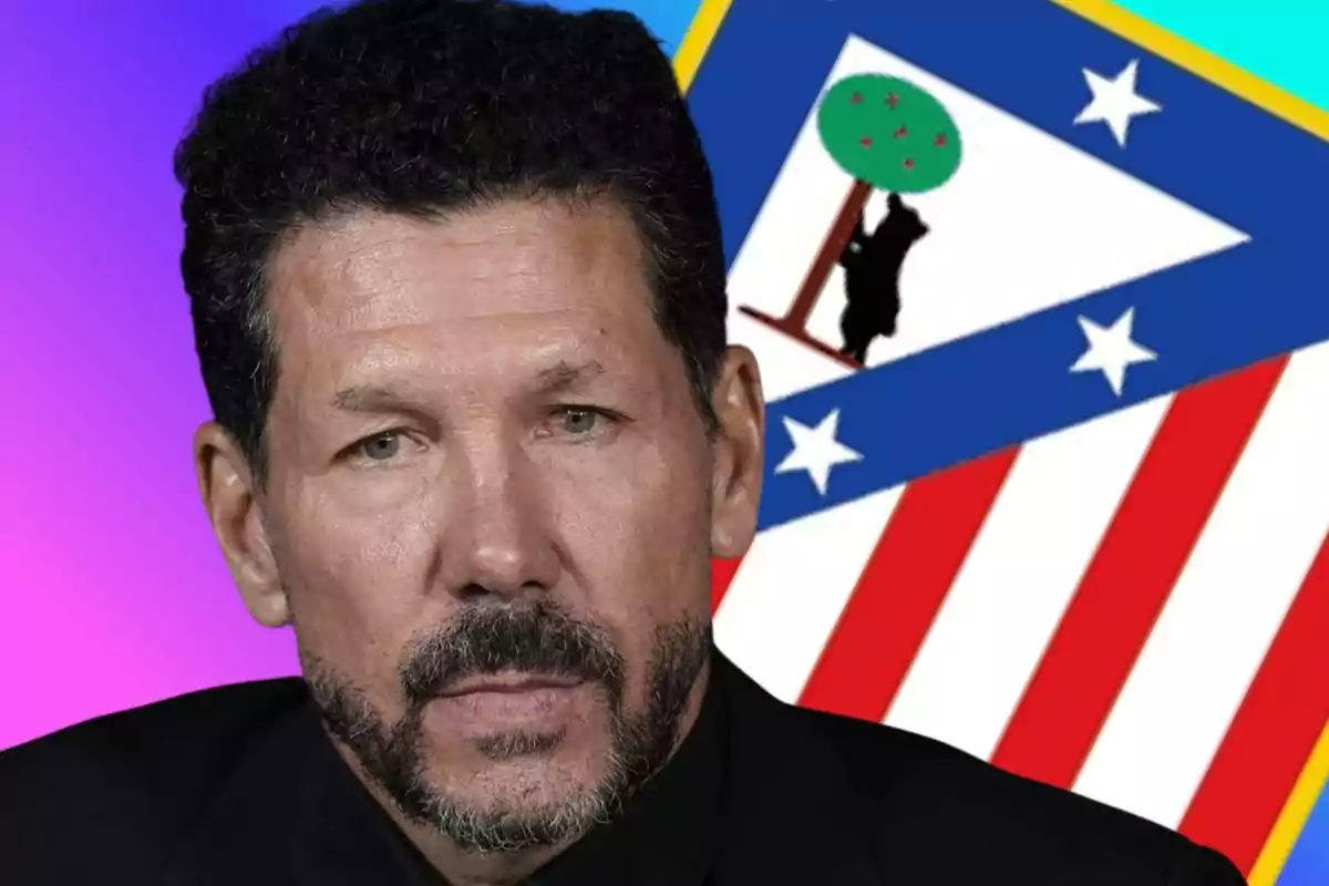 Simeone con el escudo del Atleti
