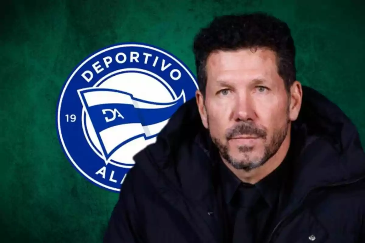 Hombre con barba y cabello corto oscuro frente al escudo del Deportivo Alavés sobre un fondo verde.