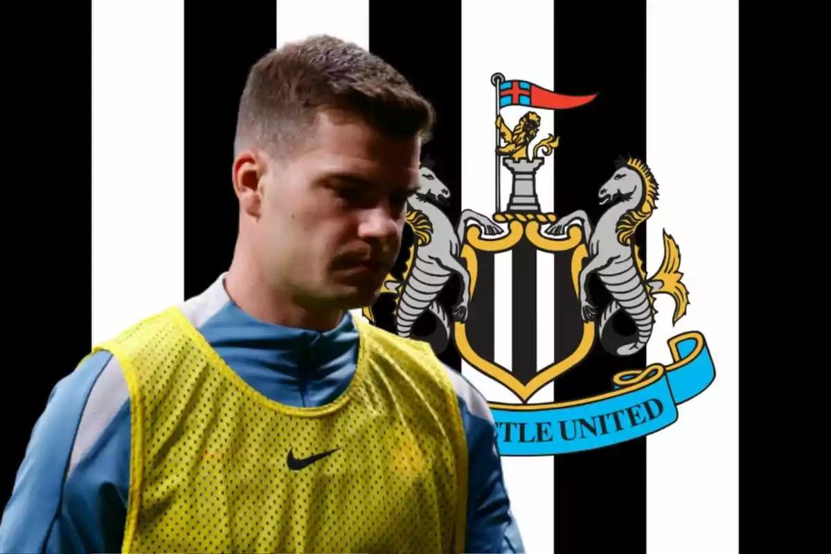 Futbolista con peto amarillo frente al escudo y las franjas blancas y negras del Newcastle United