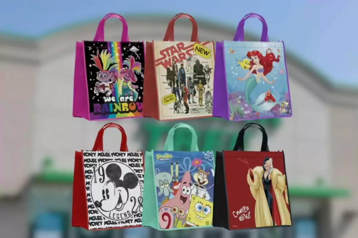 Seis bolsas reutilizables con diseños de personajes animados y de películas famosas sobre un fondo desenfocado Seis bolsas reutilizables con diseños de personajes animados y de películas famosas sobre un fondo desenfocado