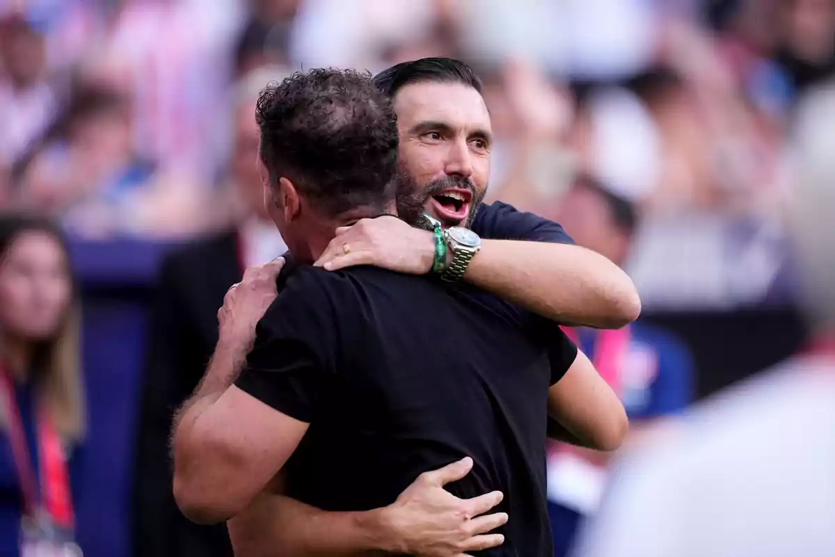Eder Sarabia abraza a Simeone Eder Sarabia abraza a Simeone