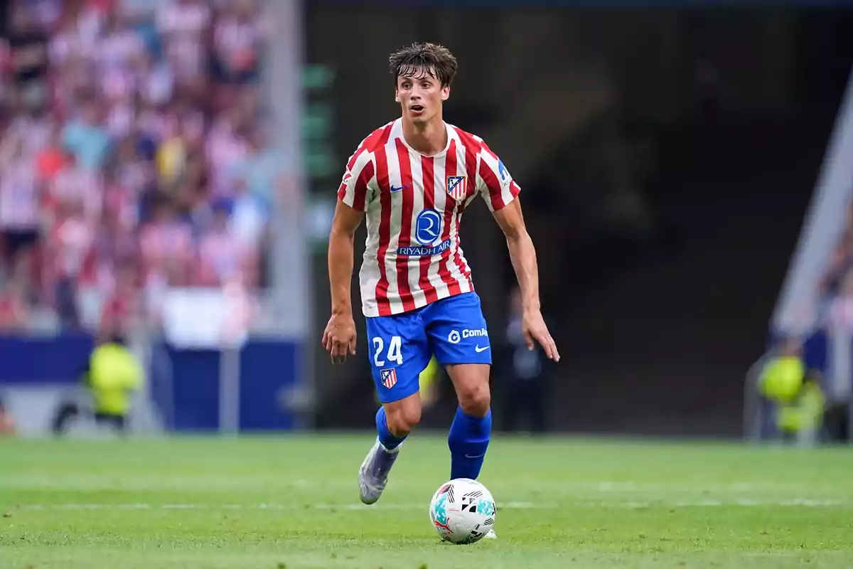 Robin Le Normand con el balon Robin Le Normand con el balon