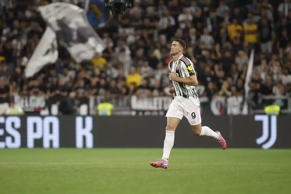 Vlahovic celebrando un gol Vlahovic celebrando un gol