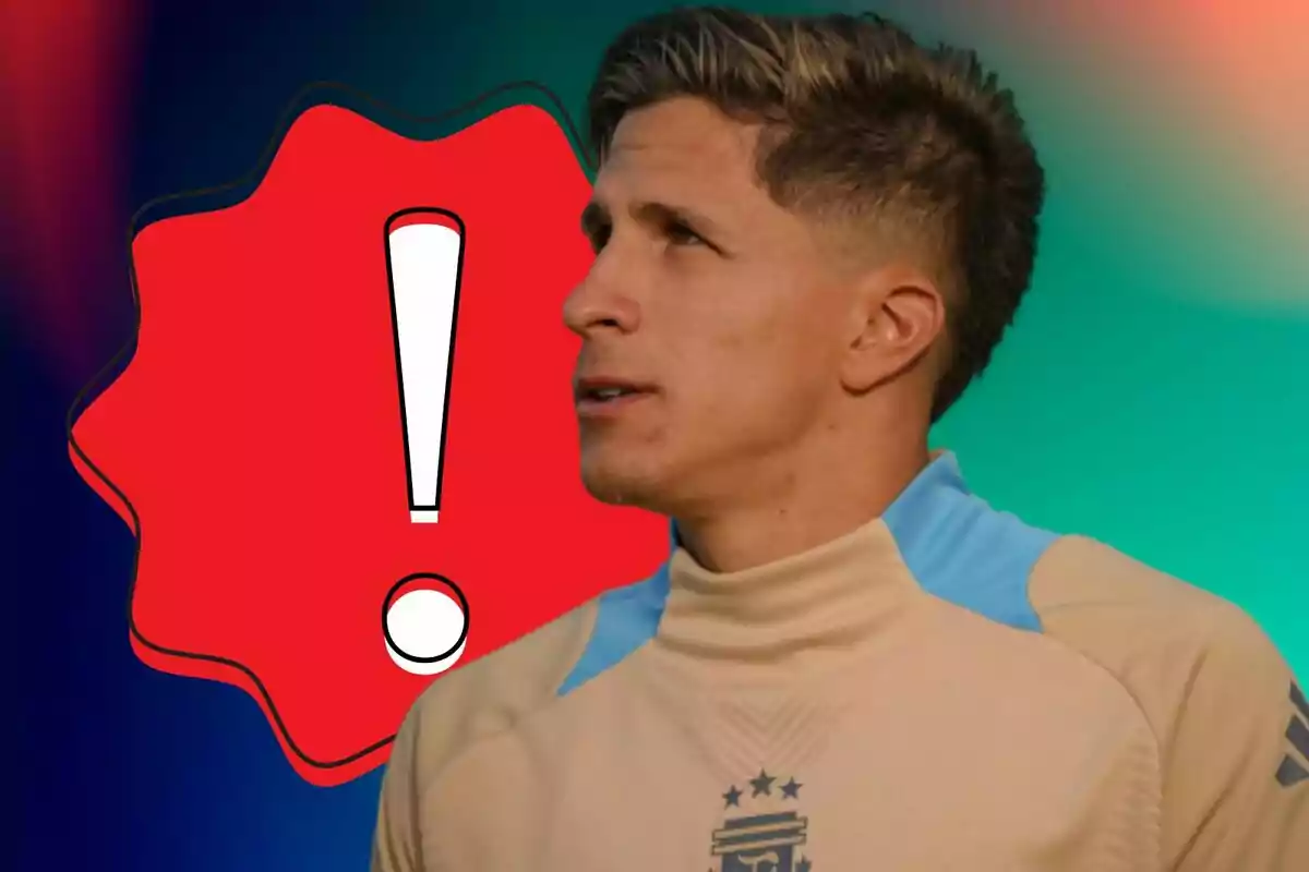 Hombre con uniforme deportivo beige y azul claro mirando hacia la derecha con un fondo colorido y un gran signo de exclamación rojo detrás de él