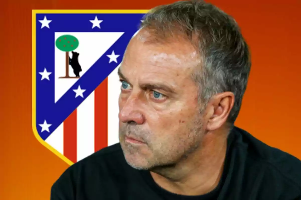 Hombre de cabello canoso con expresión seria frente al escudo del Atlético de Madrid sobre un fondo naranja