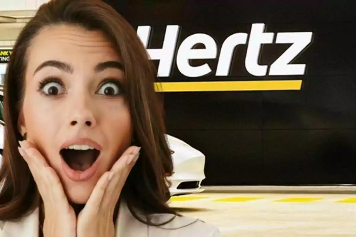 Mujer con expresión de sorpresa frente a un letrero de Hertz en una agencia de autos.