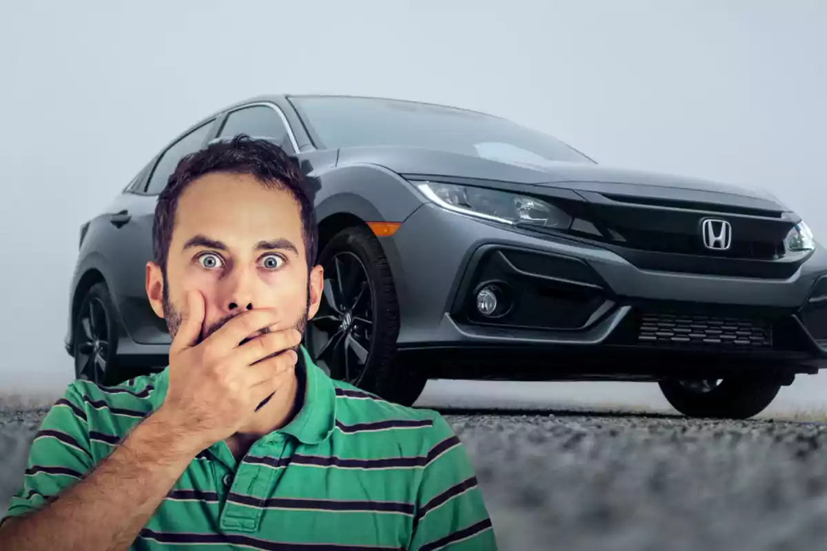 Hombre con expresión de sorpresa cubriéndose la boca frente a un automóvil Honda gris Hombre con expresión de sorpresa cubriéndose la boca frente a un automóvil Honda gris