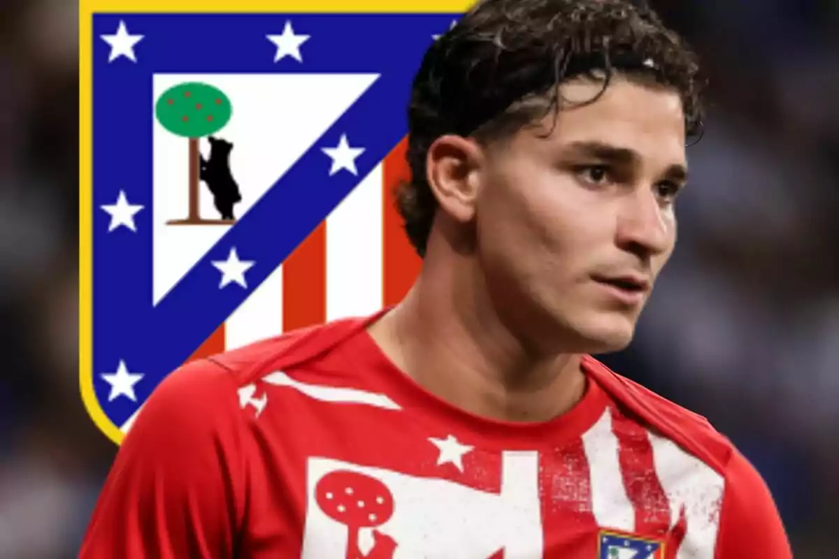 Jugador de fútbol con camiseta roja del Atlético de Madrid y el escudo del club al fondo