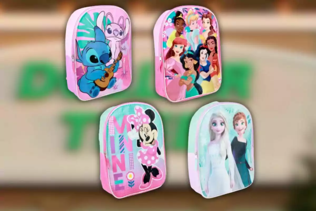 Cuatro mochilas infantiles con personajes animados de Disney sobre un fondo desenfocado Cuatro mochilas infantiles con personajes animados de Disney sobre un fondo desenfocado